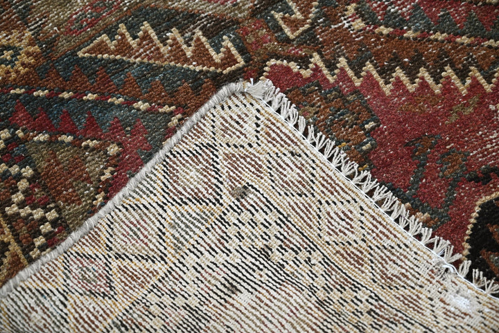 brown Accent rug 2' 8" x 4' 7"