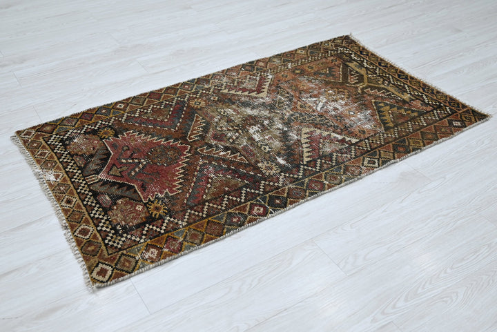 brown Accent rug 2' 8" x 4' 7"