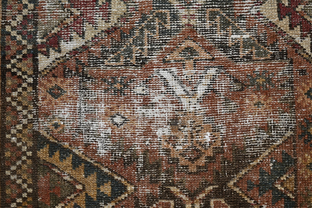brown Accent rug 2' 8" x 4' 7"