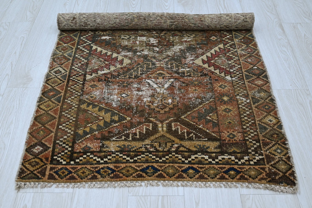 brown Accent rug 2' 8" x 4' 7"