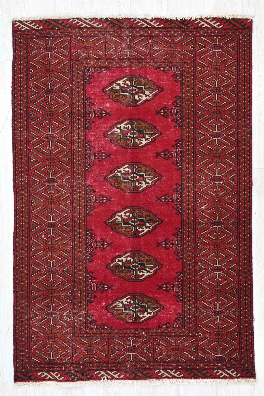 red Accent rug 3' 1" x 4' 8"