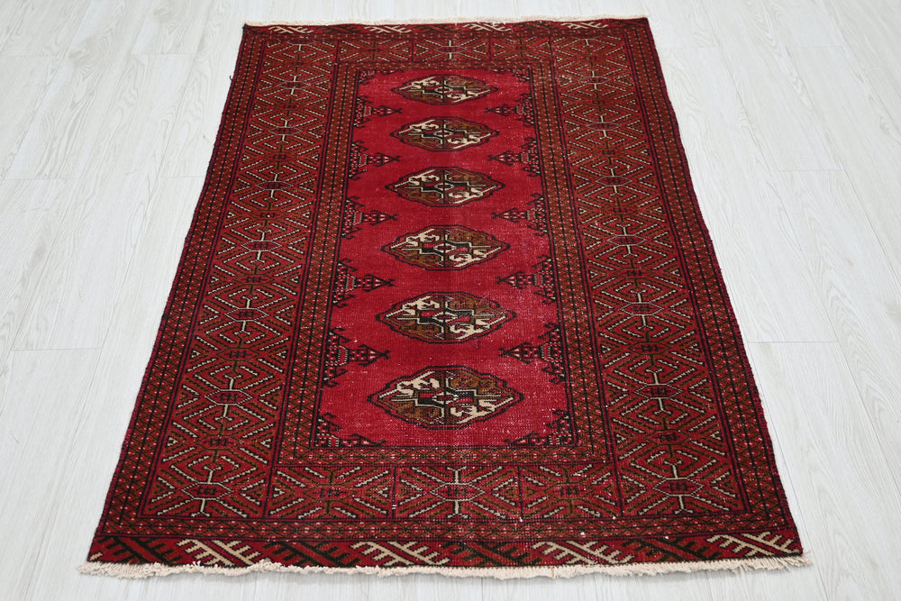 red Accent rug 3' 1" x 4' 8"