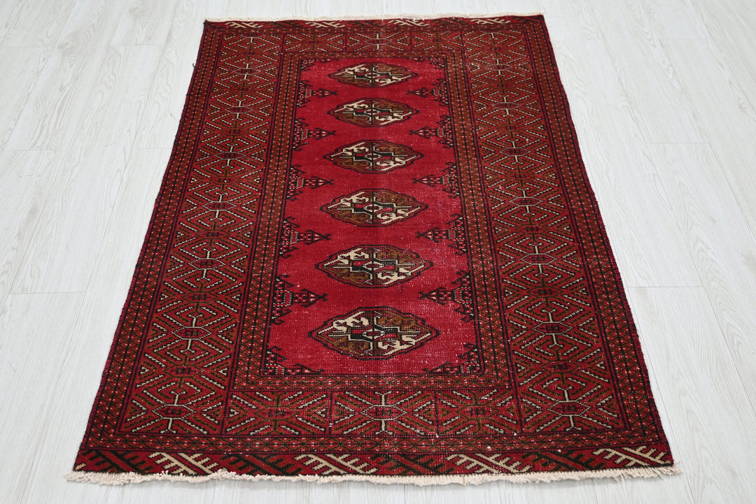 red Accent rug 3' 1" x 4' 8"