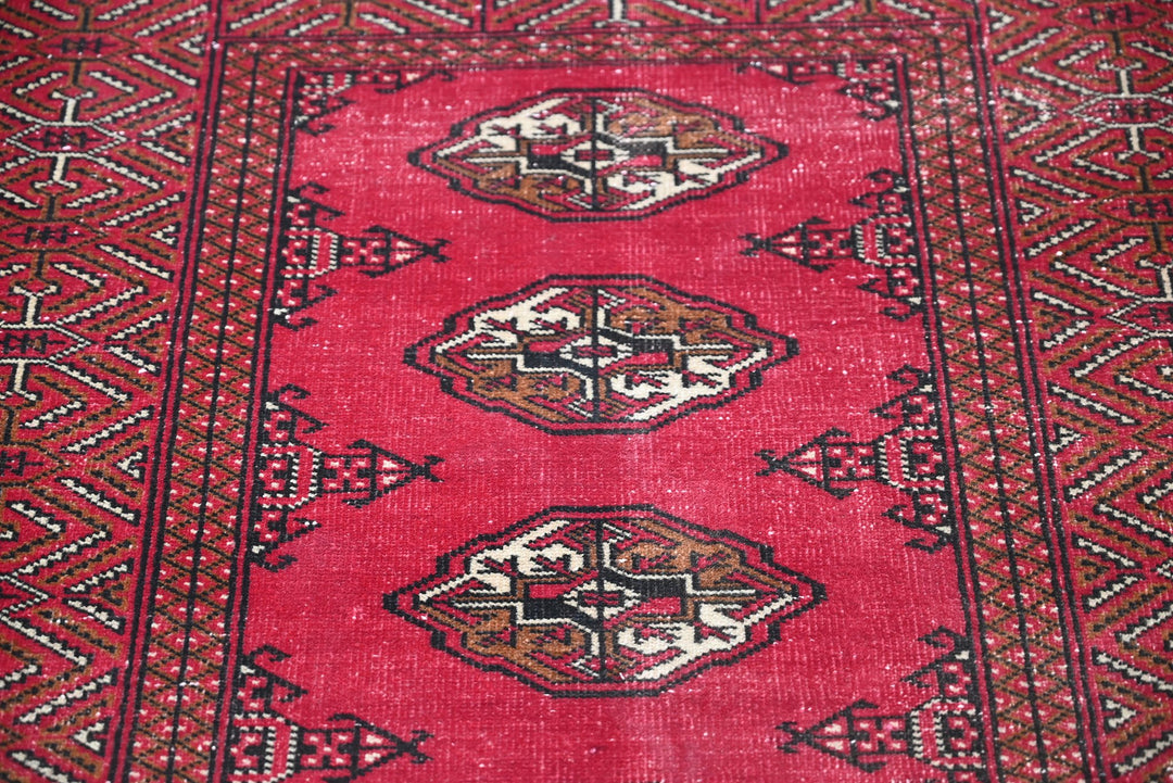 red Accent rug 3' 1" x 4' 8"