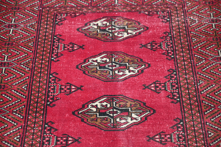 red Accent rug 3' 1" x 4' 8"