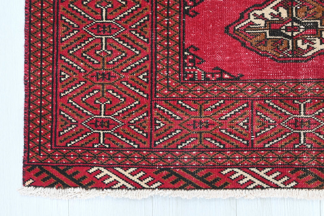 red Accent rug 3' 1" x 4' 8"