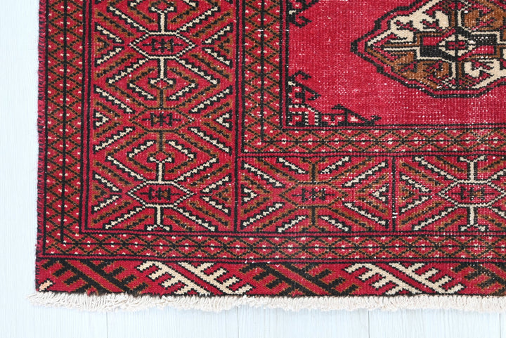 red Accent rug 3' 1" x 4' 8"