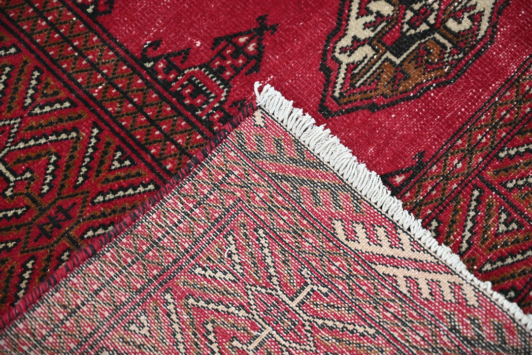 red Accent rug 3' 1" x 4' 8"