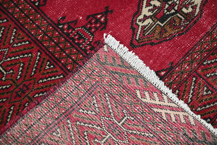 red Accent rug 3' 1" x 4' 8"