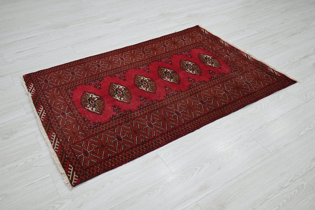 red Accent rug 3' 1" x 4' 8"