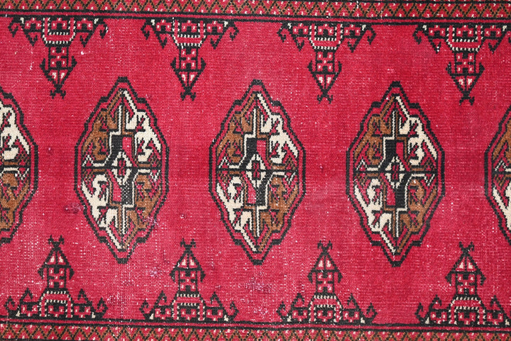 red Accent rug 3' 1" x 4' 8"