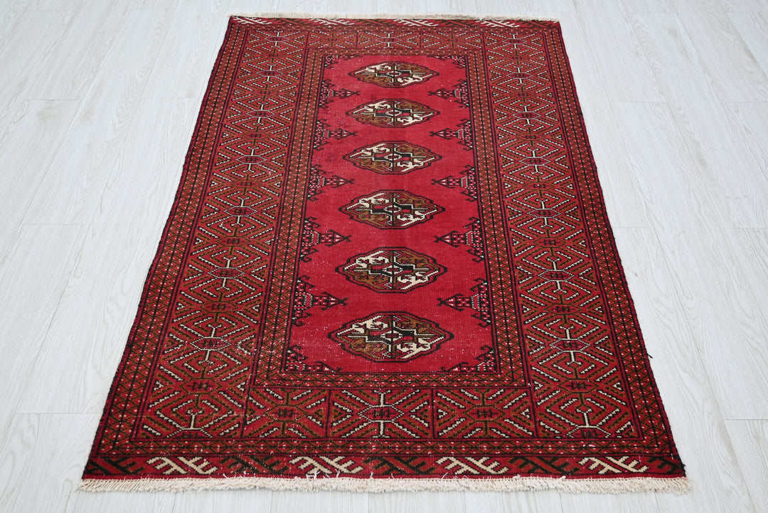 red Accent rug 3' 1" x 4' 8"