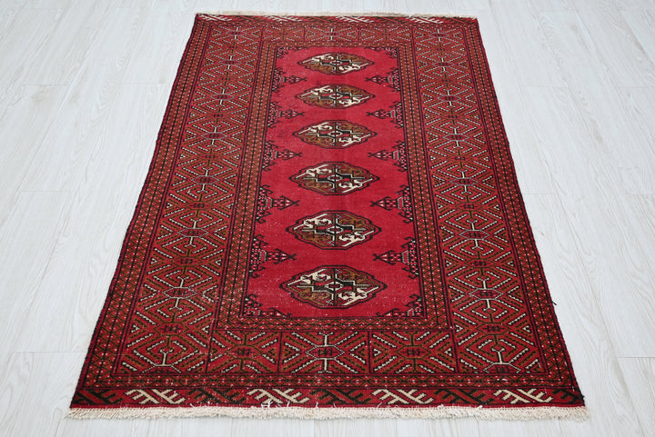 red Accent rug 3' 1" x 4' 8"