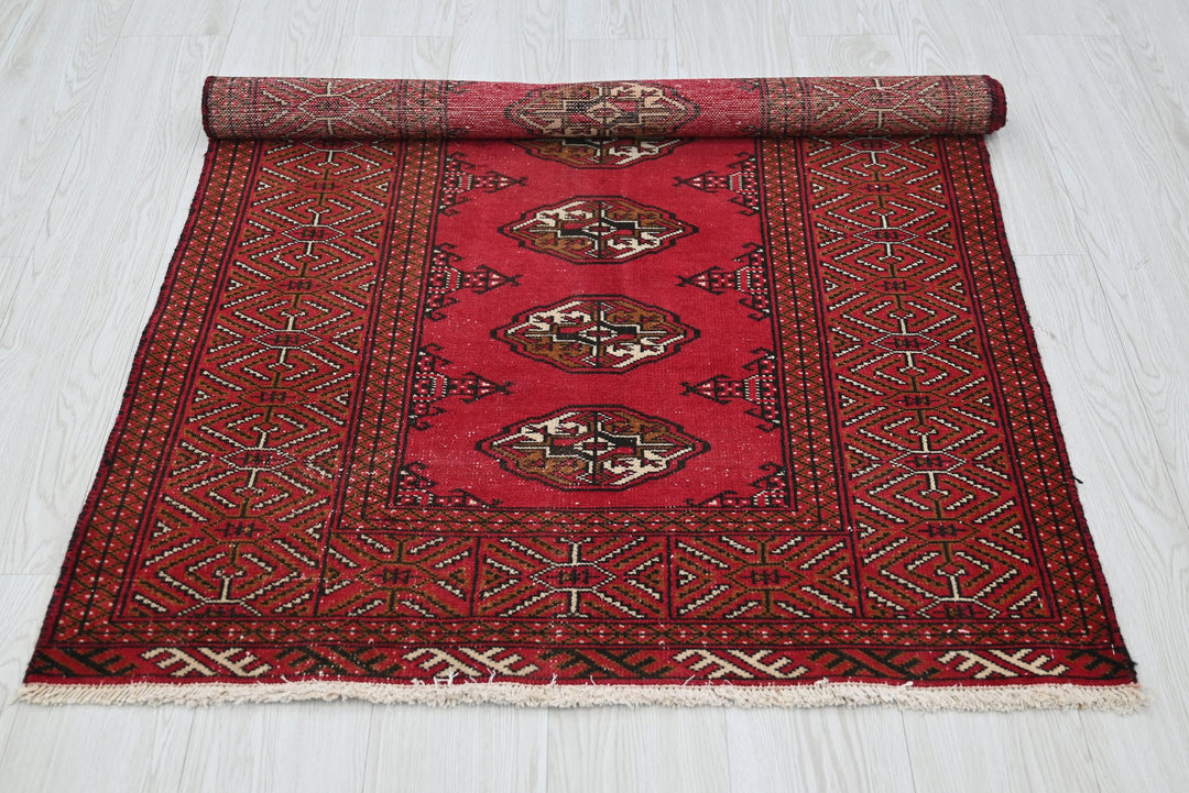 red Accent rug 3' 1" x 4' 8"