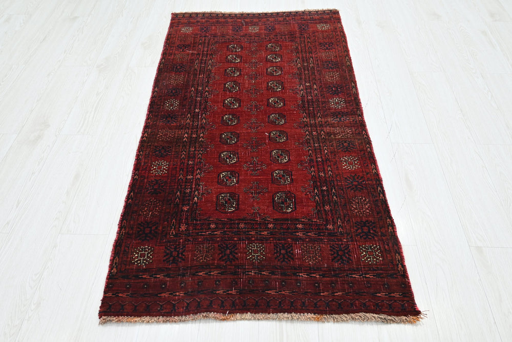 red Accent rug 2' 8" x 5' 5"