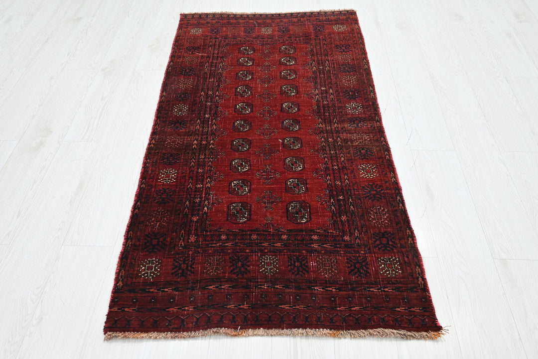 red Accent rug 2' 8" x 5' 5"
