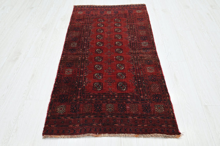 red Accent rug 2' 8" x 5' 5"