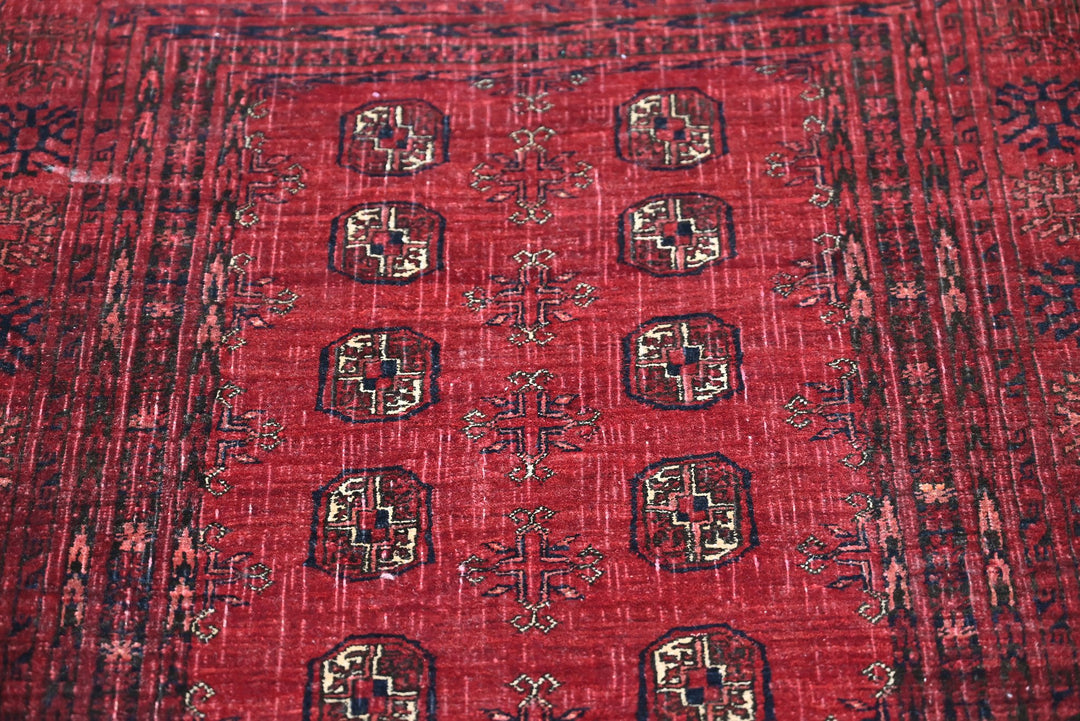 red Accent rug 2' 8" x 5' 5"