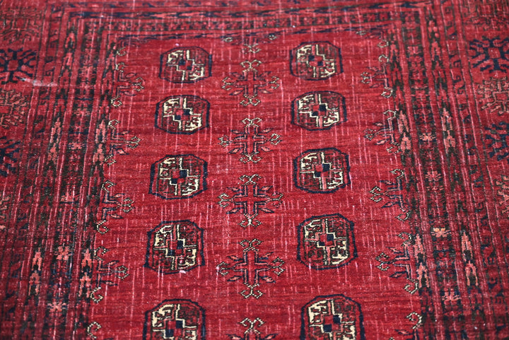 red Accent rug 2' 8" x 5' 5"