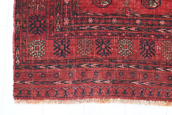 red Accent rug 2' 8" x 5' 5"