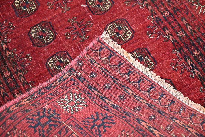 red Accent rug 2' 8" x 5' 5"