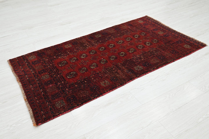 red Accent rug 2' 8" x 5' 5"
