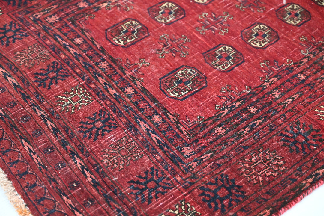 red Accent rug 2' 8" x 5' 5"