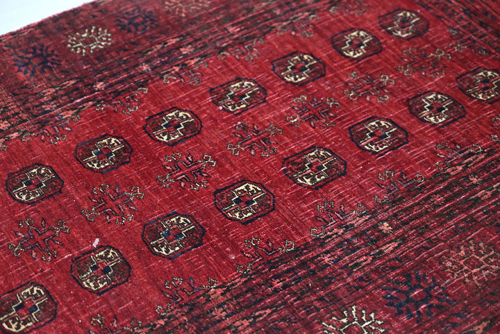 red Accent rug 2' 8" x 5' 5"