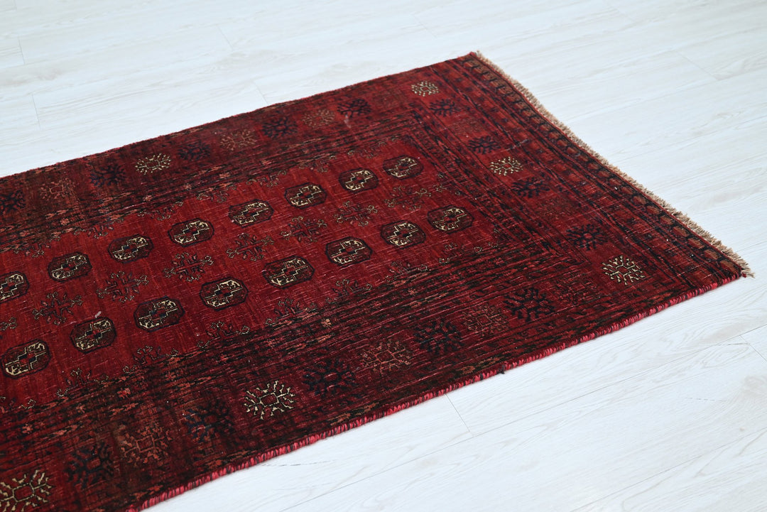 red Accent rug 2' 8" x 5' 5"