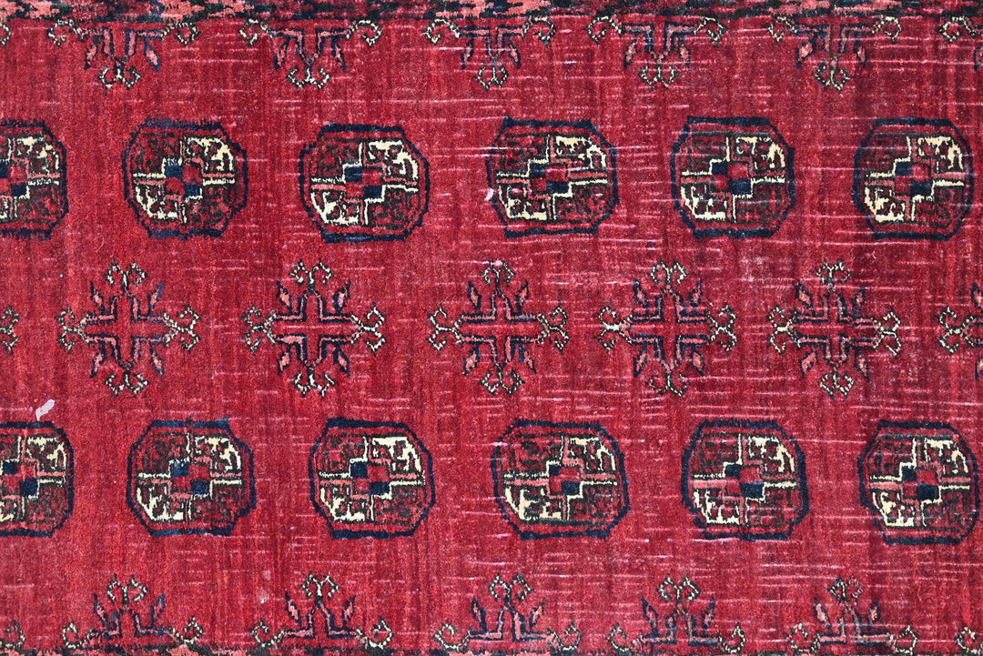 red Accent rug 2' 8" x 5' 5"