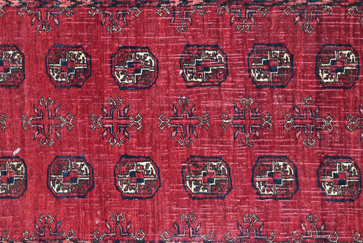 red Accent rug 2' 8" x 5' 5"