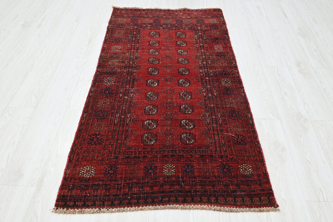 red Accent rug 2' 8" x 5' 5"
