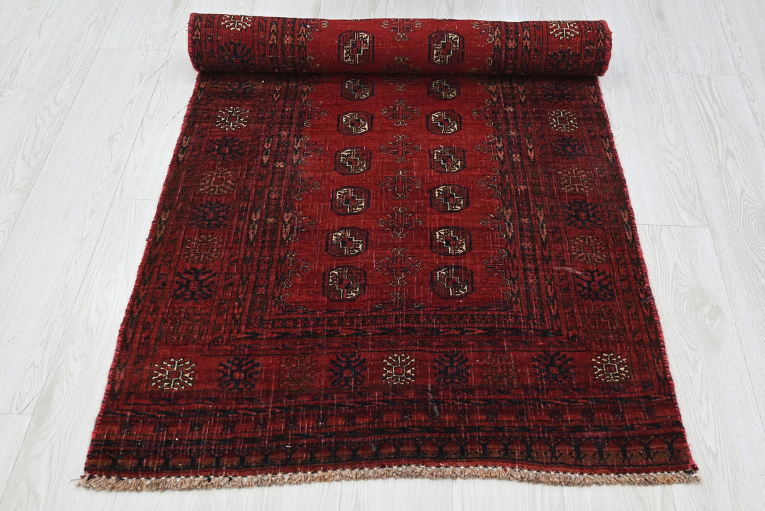 red Accent rug 2' 8" x 5' 5"