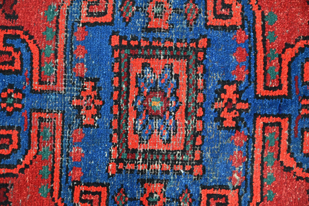 red Accent rug 2' 11" x 4' 4"