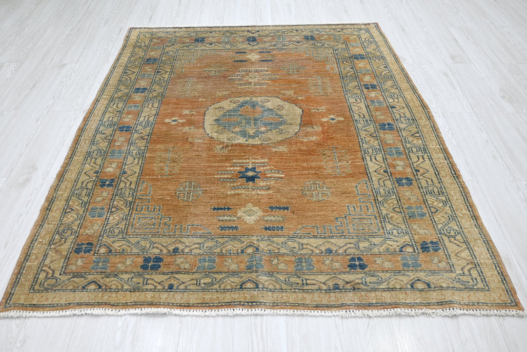 orange Medium rug 5' 2" x 6' 5"