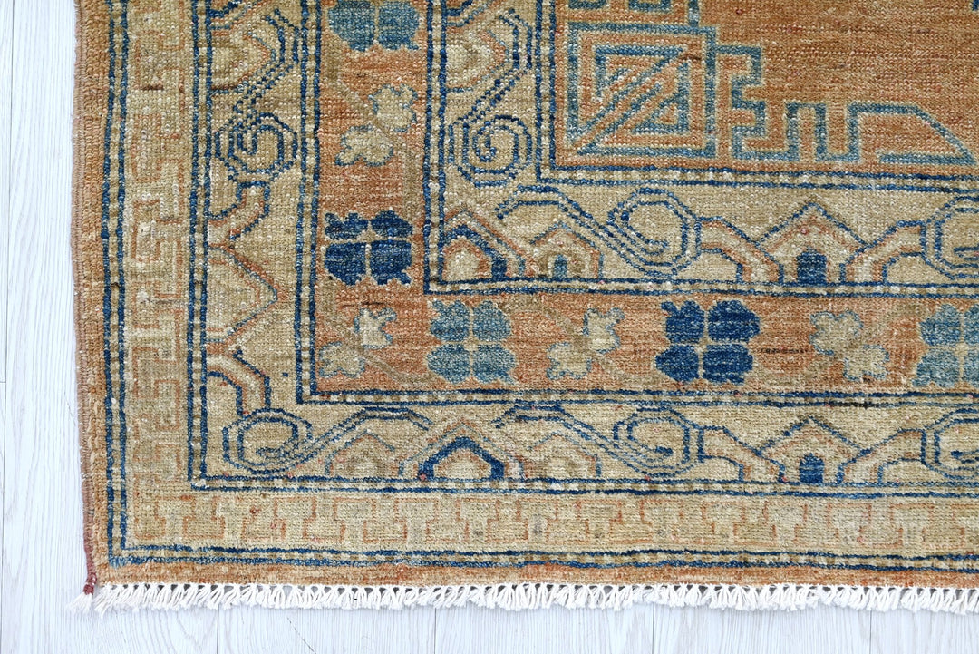 orange Medium rug 5' 2" x 6' 5"