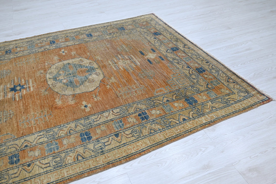 orange Medium rug 5' 2" x 6' 5"