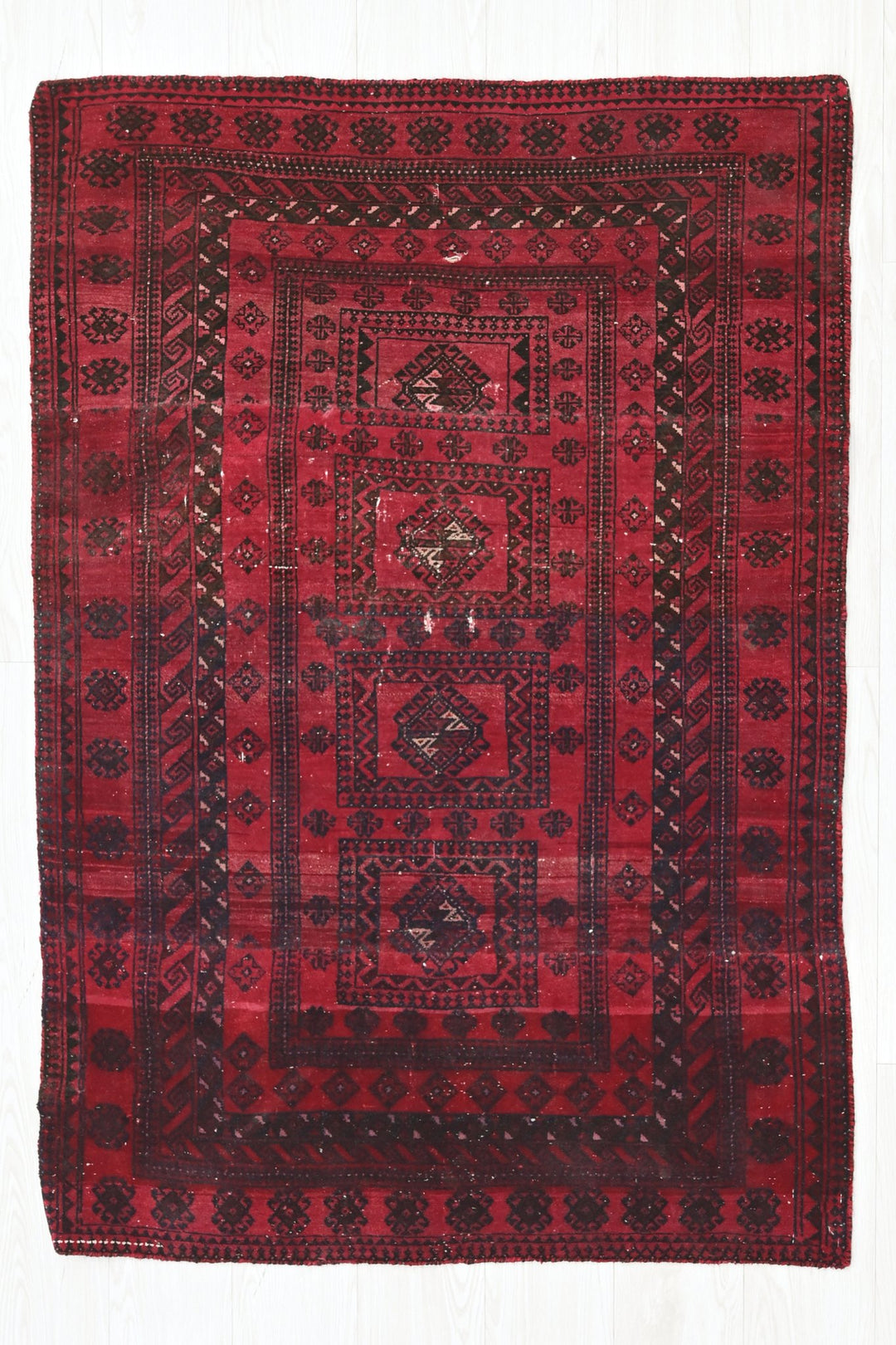 red Accent rug 3' 1" x 4' 6"