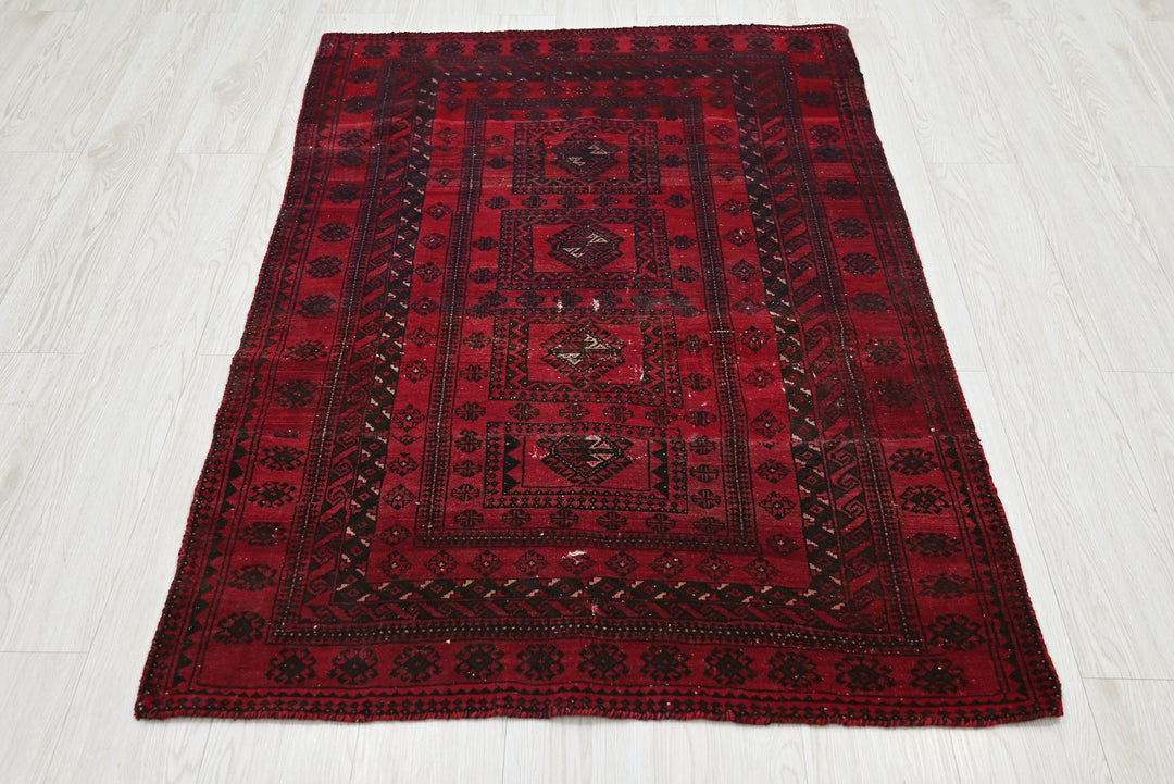 red Accent rug 3' 1" x 4' 6"