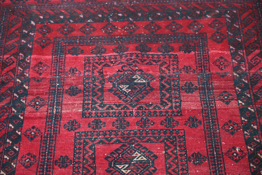 red Accent rug 3' 1" x 4' 6"
