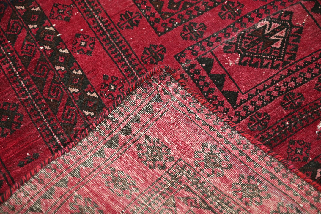 red Accent rug 3' 1" x 4' 6"