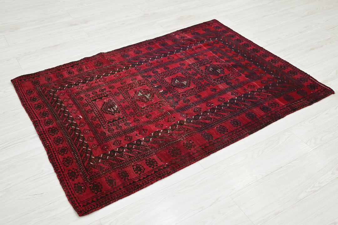 red Accent rug 3' 1" x 4' 6"