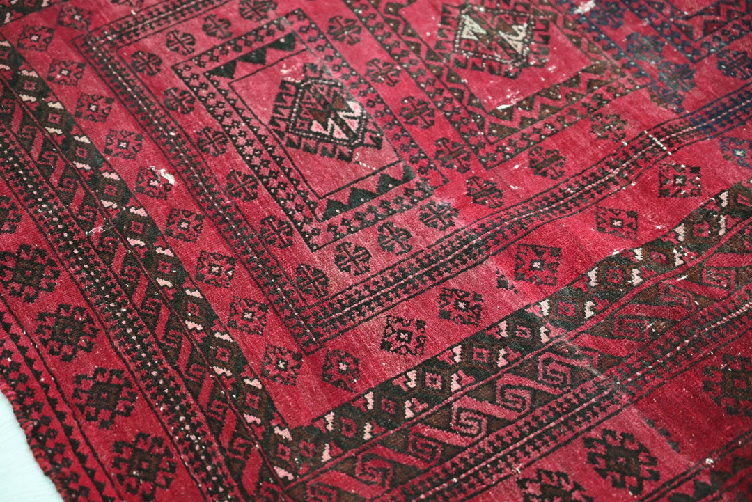 red Accent rug 3' 1" x 4' 6"