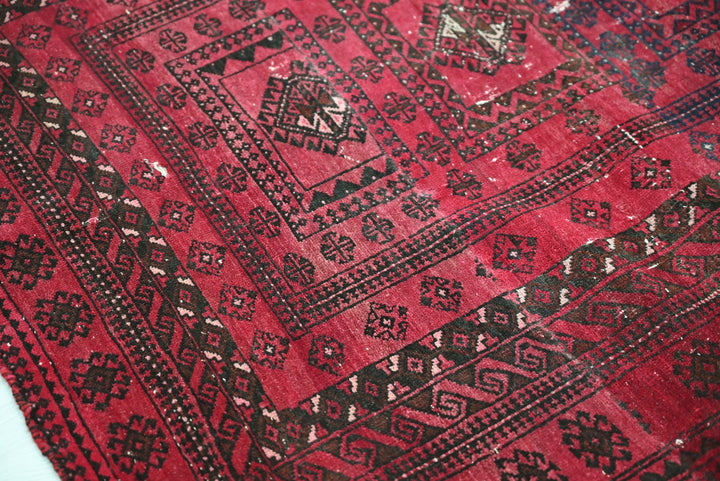 red Accent rug 3' 1" x 4' 6"