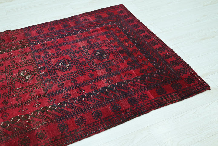 red Accent rug 3' 1" x 4' 6"