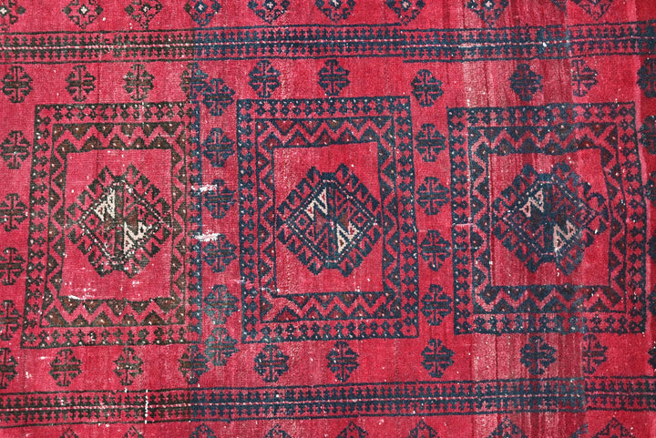 red Accent rug 3' 1" x 4' 6"