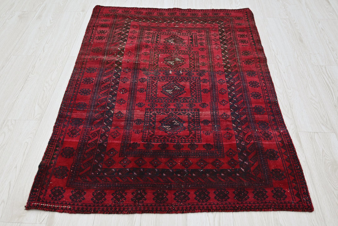 red Accent rug 3' 1" x 4' 6"