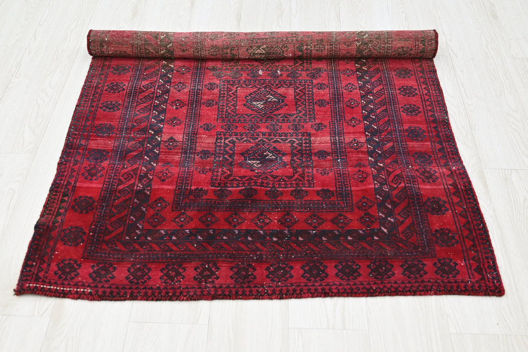 red Accent rug 3' 1" x 4' 6"