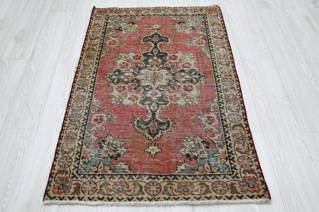 red Accent rug 2' 6" x 4' 2"