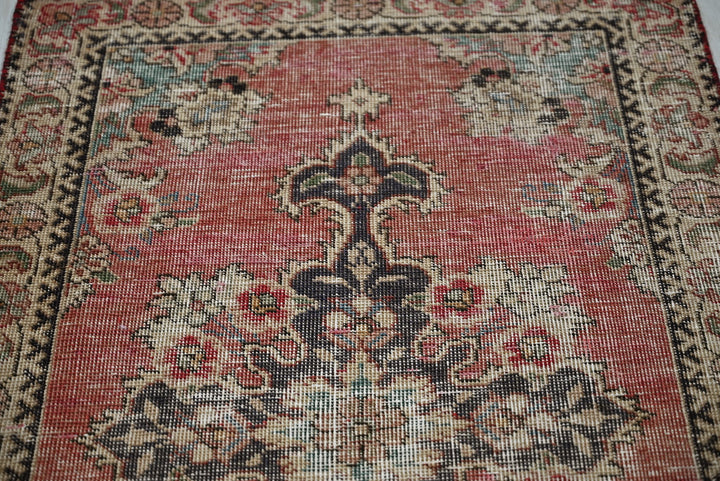 red Accent rug 2' 6" x 4' 2"
